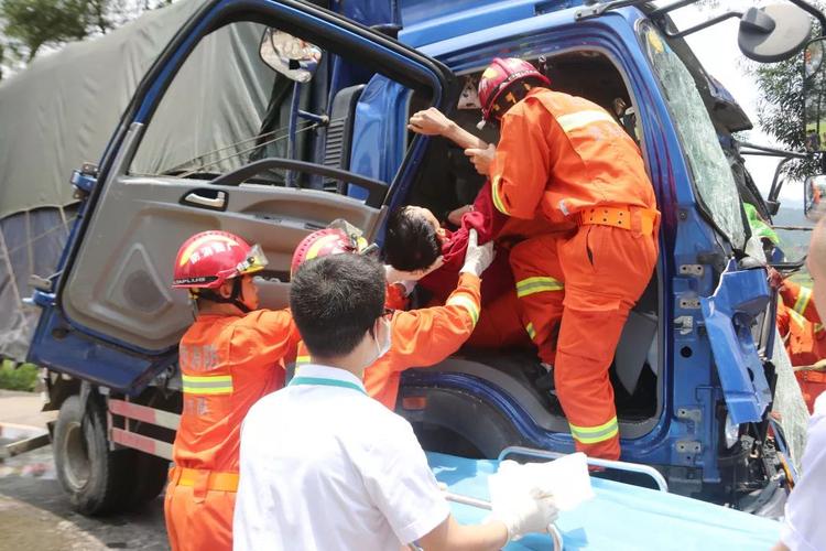 交警处理交通事故对司机怎样询问:交警细心举动救司机