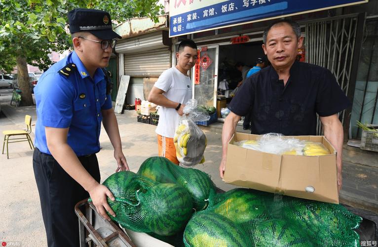 城管抓摆摊有什么规定:城管督促商铺摆摊