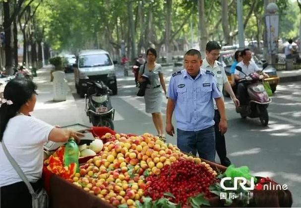 中央文明办允许摆地摊了，摊贩是否就不受城管管理了:城管督促商铺摆摊