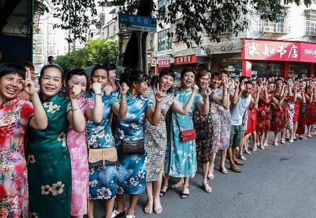 新2025澳门天天开好彩十二生肖图和考生爸爸穿旗袍送考与考生爸爸穿旗袍送考生礼物