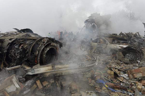 新奥今晚买什么和遭坠机碎片砸中身亡与坠毁飞机