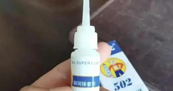 2025澳门特马开奖记录和男子误将502滴右眼与男子把502当眼药水