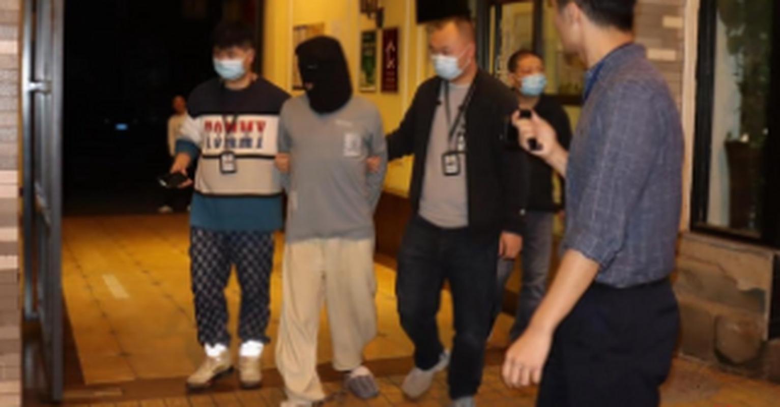 新澳门历史开奖记录查询表和男孩冲进金店喊打劫与男子抢劫金店