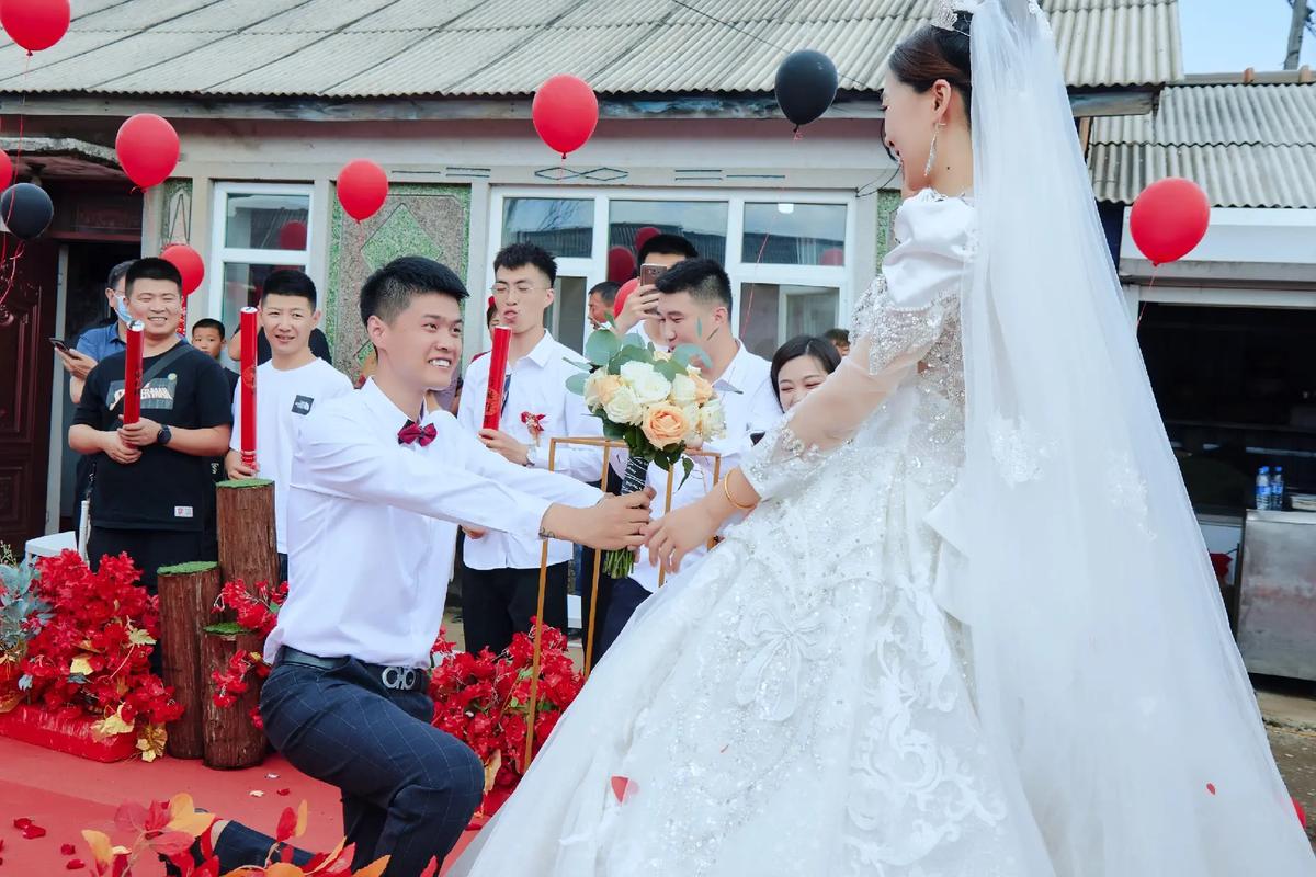 二四六香港资料期期准中特和与9岁女孩办婚礼与英国男子与9岁女孩办婚礼